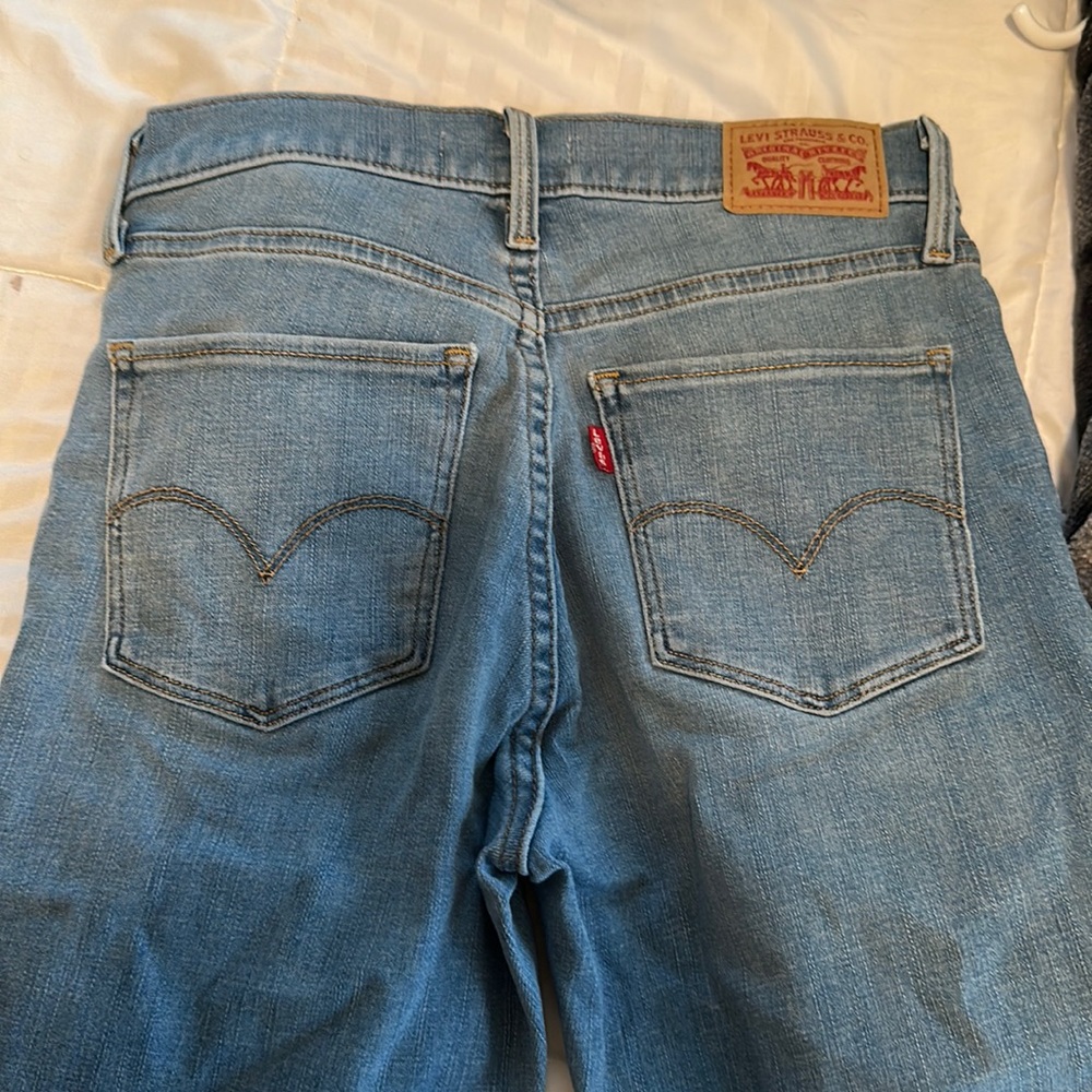Levi’s shaping skinny jeans, no rip/ tears size 26